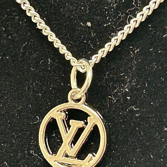 ⭐ Authentic Louis Vuitton Charm Necklace – LV400 - Picture 3 of 6